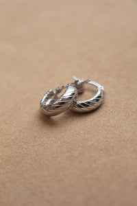 Cerchi Striped- Orecchini a cerchio rigati in argento placcato rodio e oro - Hoops Mania