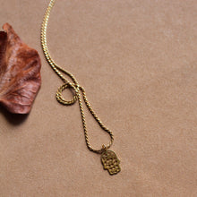 Carica l&#39;immagine nel visualizzatore di Gallery, Collana Manita - Funetta in argento placcato oro e ciondolo mano di Fatima - Collezione Basic
